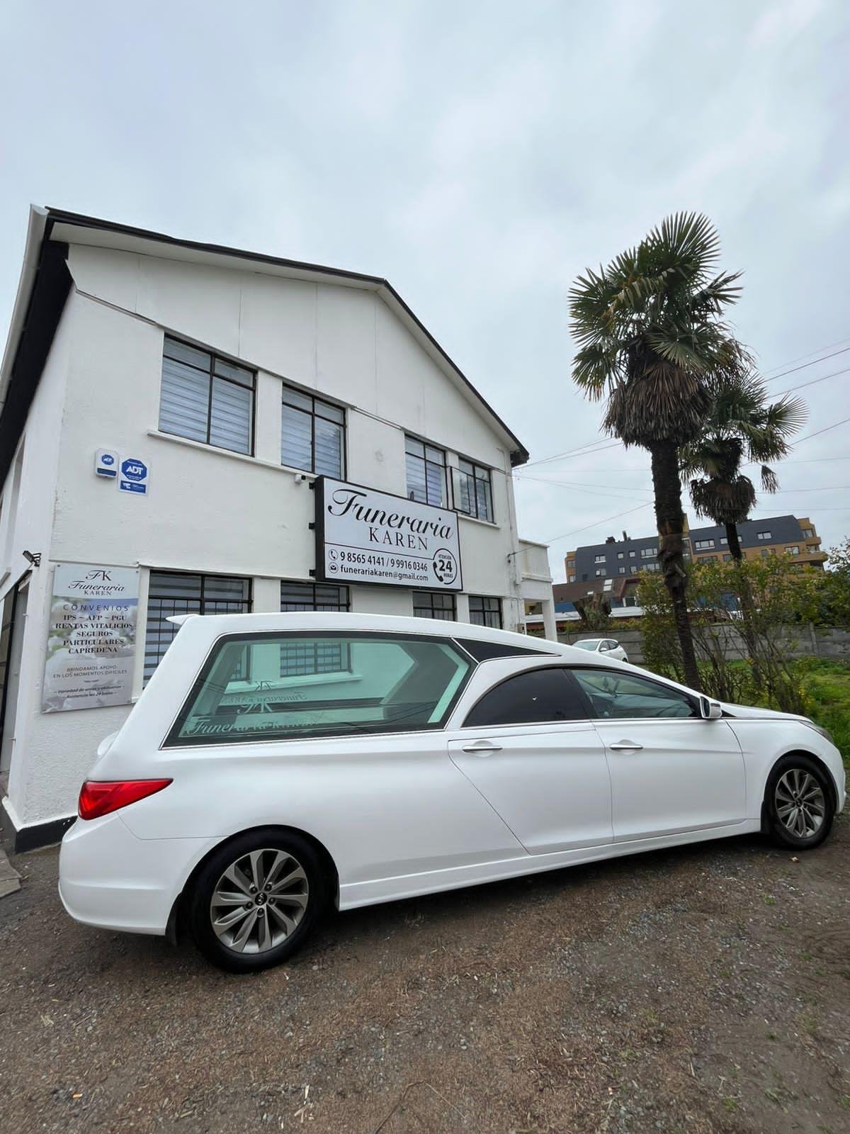 Vehículo funerario de Funeraria Karen